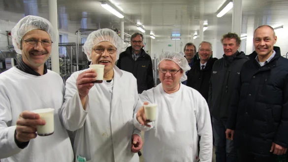 Neue Zukunft f&uuml;r den Meierhof: (von links) Peter Woelke, Michael Fischer und David Klein zeigen Molkereiprodukte. Im Hintergrund (von links): Albrecht Flake, Udo Zippel, Markus Toepffer, Martin Nagel und Dr. Bartolt Haase. - &copy; Till Brand