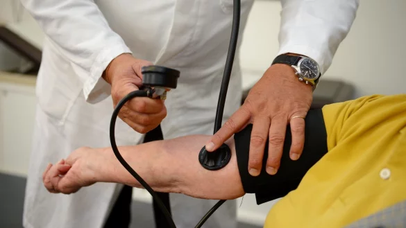 Besuch beim Hausarzt - &copy; Foto: Bernd Weissbrod