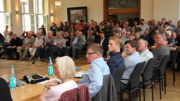 Volles Haus: Beim ersten Dialogabend verfolgen etliche B&uuml;rger die Ausf&uuml;hrungen von Stadtverwaltung und Kreis Lippe. Auch Vertreter aus der Politik sind zugegen (vorne). - &copy; Jana Beckmann