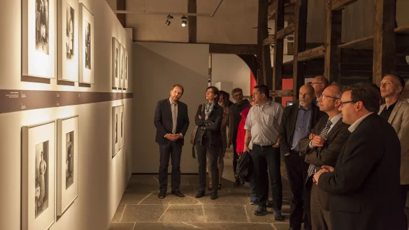 Das Themenjahr ist eröffnet: Wissenschaftler Hauke-Hendrik Kutscher (rechts) gibt die erste Führung durch zur neuen Ausstellung. - © Gocke