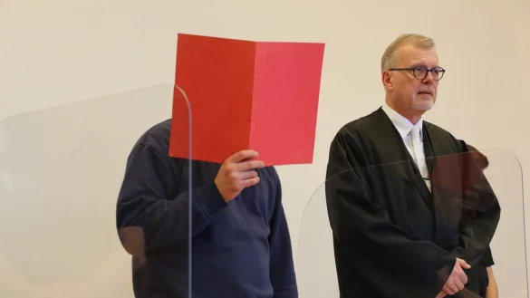 Zweiter Prozesstag im Fall um den Axtmord in Kalletal: Elchin A. steht an der Seite seines Verteidigers Johannes Salmen aus Lage. - &copy; Janet K&ouml;nig