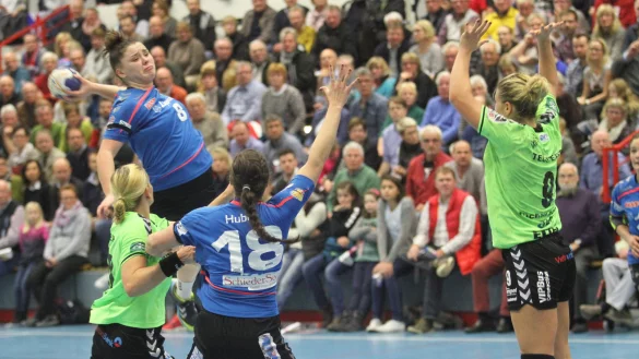 Das Potenzial ist da: Katarina Pavlovic (mit Ball) kann viel, aber ihre aktuelle athletische Verfassung lässt noch Wünsche offen. - © Dietmar Welle(LZ)