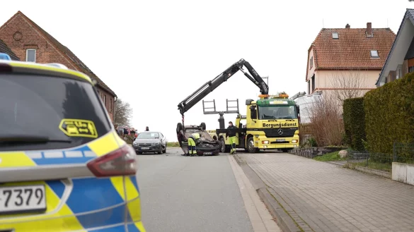 In Lieme hat sich ein Auto &uuml;berschlagen. - &copy; Freitag-TV