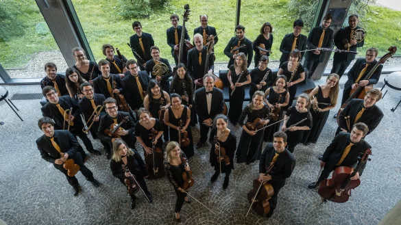 Ein gut gebuchtes Team: Die Musiker des Detmolder Kammerorchesters spielen auch in der kommenden Saison wieder jede Menge Konzerte. Mehr geht inzwischen nicht mehr, ist sich der k&uuml;nstlerische Leiter Alfredo Perl sicher. - &copy; Martin Brockhoff