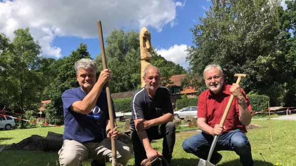 Protest: Gesch&auml;ftsf&uuml;hrer Ulrich Kaminsky, K&uuml;nstler Andreas Beerens und der Vorsitzende des Tr&auml;gervereins, Dr. Peter Bausch (von links), stehen dort, wo in ein paar Jahren m&ouml;glicherweise die Trasse der B&thinsp;239&thinsp;n verl&auml;uft. Mit der Skulptur im Hintergrund, die an die Figuren der Osterinseln erinnert, wollen sie gegen den Bau demonstrieren. - &copy; Sven Kienscherf