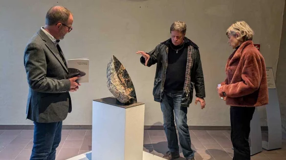 Verbandsvorsteher Jörg Düning-Gast (links) und Vera Scheef von der Kulturagentur (rechts) lassen sich von Dorsten Diekmann den "Windling" erklären. - © Landesverband Lippe