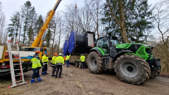 Die Schieberkammer des neuen Trinkwasserhochbeh&auml;lters in L&uuml;erdissen wird per Kran direkt neben den F&ouml;rsterteichen auf einen Traktor umgeladen, der ihn den Berg hochziehen wird. - &copy; Nadine Uphoff