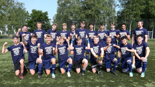 Aufstieg: Der k&uuml;nftige B-Junioren-Landesligist TBV Lemgo feiert den Titel mit Robin Winkler, Denis Igic, Luca Kr&uuml;ger, Cedric G&ouml;ke, Arne H&uuml;ls, Klaus-Ole Kersten, Tolga Pulat, Julian Jobstmeier, Marco Petkau, Artur Andrejew, Julius Busch, Jan-Luca Pauls, S&uuml;kr&uuml; Yildirim, Jannis Wehmeier, Tilman Demmer, Diyar G&uuml;nd&uuml;z und Nico Pauls. - &copy; Paul Cohen