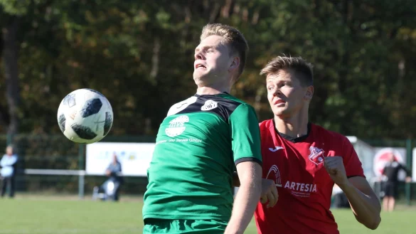 Haben sich rassige Duelle geliefert: Oerlinghausens Tim Zeihe (vorne) und der Augustdorfer Peter Neufeld. - &copy; Oliver K&ouml;nig