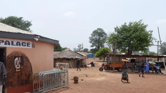 Der K&ouml;nigspalast im ghanaischen Yendi war 2002 Schauplatz blutiger Auseinandersetzungen, in deren Zug Muntaris Familie ermordet wurde. Dieter B&ouml;kemeier, Fl&uuml;chtlingsbeauftragter der Lippischen Landeskirche, war auf seiner Afrikareise vor einigen Jahren selbst vor Ort. "Es handelt sich um ein traditionelles Viertel, der Rest der Stadt ist nat&uuml;rlich viel dichter bebaut", sagt er. - &copy; Dieter B&ouml;kemeier