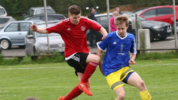 Mit vereinten Kr&auml;ften: Die LaSi-Akteure Felix Koch (Mitte) und Torwart Felix Bode kl&auml;ren vor dem Sonneborner Marvin M&uuml;ller. - &copy; Paul Cohen