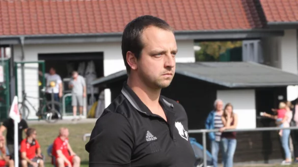 Seit 30 Jahren beim FC Augustdorf: Matthias Heymann ist im achten Jahr Trainer am Schlingsbruch. - &copy; Sebastian Lucas