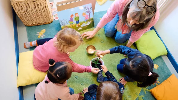 Eine Fachkraft f&uuml;r 60 Kinder: In NRW sollen wichtige Personalstandards in Kitas gelockert werden - bislang nur bei Betreuungsengp&auml;ssen. Doch Experten bef&uuml;rchten: Dabei bleibt es nicht. - &copy; picture alliance/dpa