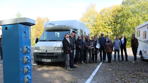 Die Verantwortlichen freuen sich &uuml;ber die neuen Wohnmobilstellpl&auml;tze am Hohenhauser Freibad. - &copy; Nadine Uphoff