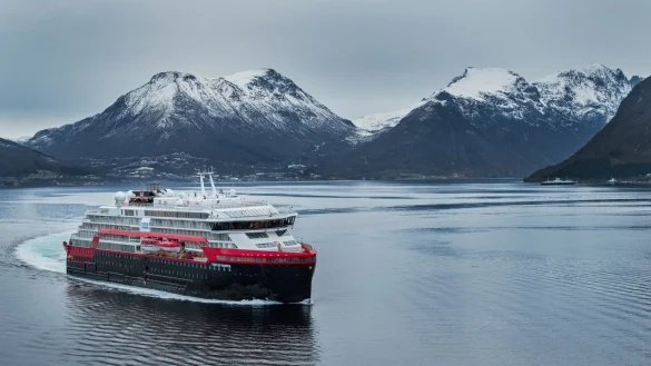 Die &laquo;Fridtjof Nansen&raquo; von Hurtigruten - &copy; Foto: Hurtigruten/dpa-tmn