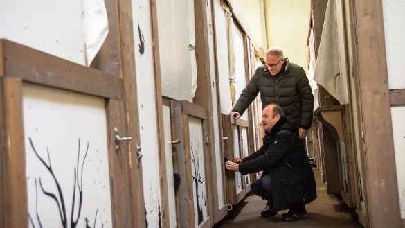 Nach ihrem Einsatz werden die Hütten gereinigt und auf Schäden hin überprüft. Vorsitzender Christian Schmidt und Schatzmeister Paul Kirchgässner (vorne) von der Werbegemeinschaft "Die Händler" gingen am Montag durch die Reihen in der Lagerhalle, um sich einen Eindruck zu verschaffen. - © Raphael Bartling