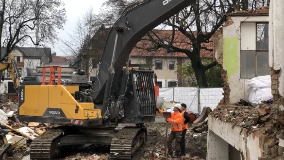 Sieht so ein Skandal aus? Nach Meinung der AfD ist das unter der alten Chemischen Reinigung schlummernde Gift nichts anderes. Der Abriss hat begonnen, die Dekontamination des Bodens folgt. - &copy; Till Brand