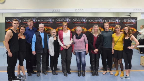 Stolze Gewinner mit den Tänzern: Anja Stock und Sabine Hambrügge, Martina und Thomas Schlingheider, sowie Christa und Horst Remmert dürfen Fotos mit den Hauptdarstellern machen. - © Tanja Watermann