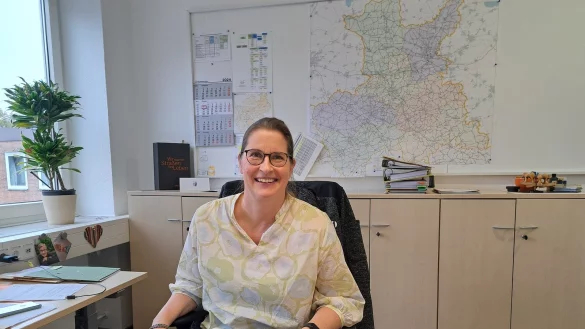 Manuela Rose in ihrem B&uuml;ro. An der Wand h&auml;ngt - nat&uuml;rlich - eine Stra&szlig;enkarte. - &copy; Carolin Brokmann-F&ouml;rster