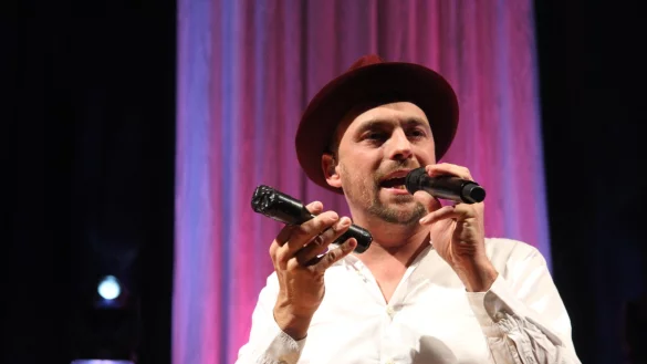 Greift selbst gerne zum Instrument: Max Mutzke zeigte neben seinem Gesang, dass er auch Rhythmusgef&uuml;hl als Percussionist hat. - &copy; Daniel Hobein