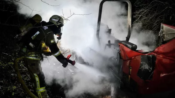 Nur auf Umwegen gelangte die Feuerwehr an den brennenden Rasenm&auml;her. - &copy; Feuerwehr Lage