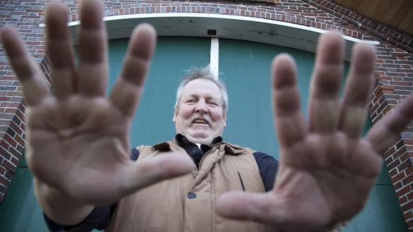 Tamme Hanken ist einer der gefragtesten Pferde-Chiropraktiker - weit &uuml;ber die Grenzen Deutschlands hinaus vertrauen ihm die Menschen ihre Tiere an. Am 15. April kommt er mit seinem B&uuml;hnenprogramm in den B&uuml;nder Stadtgarten. - &copy; FOTO: PR