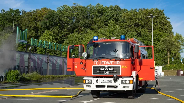 Lang geplant war die Feuerwehr&uuml;bung am Marktkauf in Barntrup. Diese wurde aber j&auml;h wegen eines echten Einsatzes abgebrochen. - &copy; Freitag TV