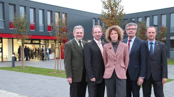Vor dem Neubau: B&uuml;rgermeister Dr. Reiner Austermann, Hochschulpr&auml;sident Dr. Oliver Herrmann, Claudia Fries, Vizepr&auml;sidentin f&uuml;r Qualit&auml;tsentwicklung und Infrastruktur, Landrat Friedel Heuwinkel und Markus Sommer von der bauausf&uuml;hrenden Firma K&ouml;ster (von links). - &copy; Pavlustyk