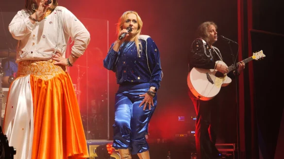 Isabell Classen alias Anni-Frid (von links), Lidia Lingstedt als Agnetha und "Benny" Steve Stevens unterhalten bei der Abba-Show 700 Besucher in der Bad Salzufler Konzerthalle. - © Thomas Krügler