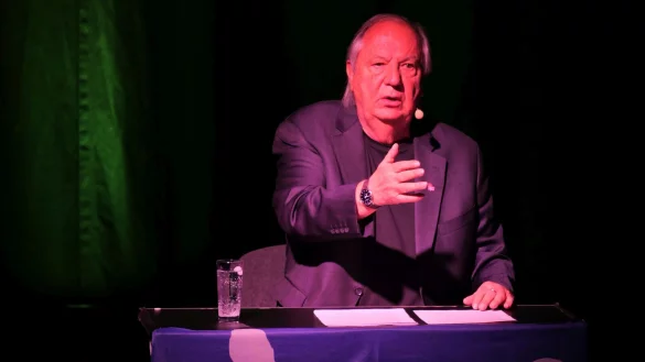 Prophet mit Friedenstaube. Politkabarettist Wilfreid Schmickler seziert mit scharfer Zunge das Zeitgeschehen und warnt vor braunem Populismus. - &copy; Thomas Kr&uuml;gler