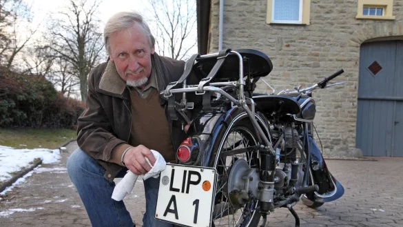 Hermann Ollenburg und sein Motorrad mit dem Kennzeichen LIP A 1 im Jahr 2013. - &copy; Archivfoto: Bernhard Preuss