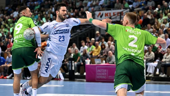 Tim Suton war von Ahmed Nafea und Nikola Grahovac nur regelwidrig zu stoppen. - &copy; Mathias M. Lehmann