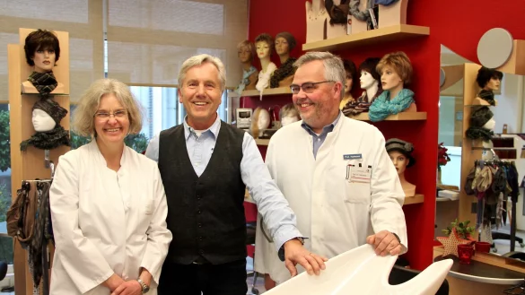 Strahlende Gesichter: Die Leiterin des Brustzentrums Dorothe D&uuml;pont und der Leiter der Onkologie Professor Dr. Frank Hartmann (rechts) freuen sich &uuml;ber die finanzielle Zuwendung, die Klinikfriseur Jens-Dieter Rahn durch seine Haarspendeaktion erm&ouml;glicht hat. - &copy; Heidi Stork