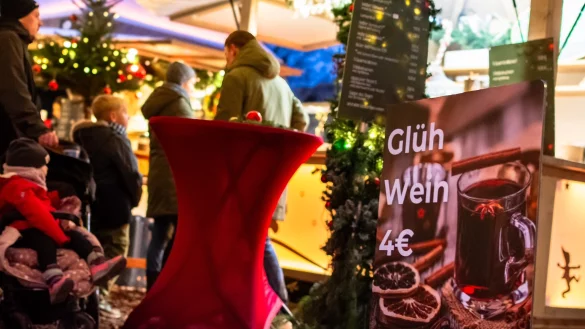 Glühwein ab 4 Euro - wie viel kostet ein Besuch auf dem Detmolder Weihnachtsmarkt? - © Raphael Bartling