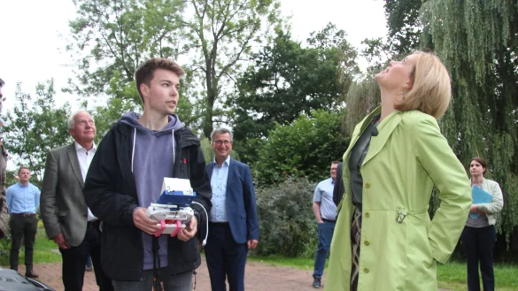 Wo fliegt sie denn? Cajus Caesar (links) und Ministerin Julia Kl&ouml;ckner halten nach der Drohne Aussschau, die Julian Seck steuert. CDU-Landratskandidat Jens Gnisa beobachtet die Szene. - &copy; Martin Hostert