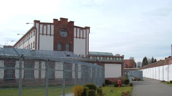 Das Gel&auml;nde der JVA Werl zieht sich &uuml;ber 14 Hektar. Eine 1.250 Meter lange Mauer umgibt es. 894 Haftpl&auml;tze f&uuml;r Strafgefangene sind vorhanden, 140 davon sind f&uuml;r Sicherungsverwahrte vorgesehen. - &copy; Archiv: JVA Werl