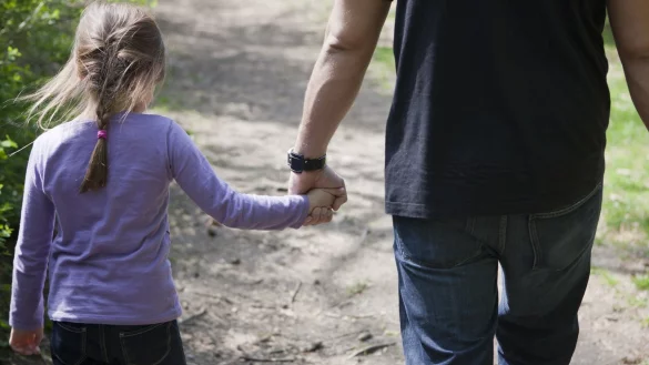 Vater mit Kind - &copy; Foto: Silvia Marks/dpa-tmn
