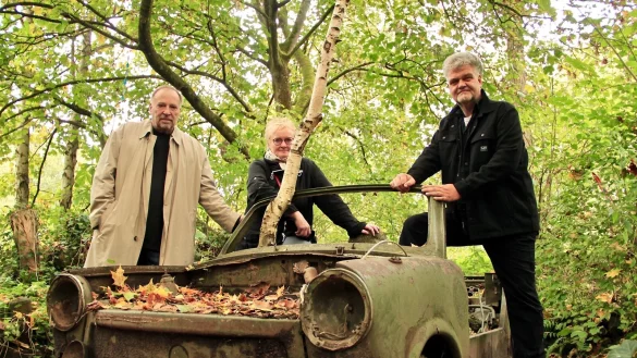 Die Autoren Uwe Voehl (links) und Cornelia M&uuml;ller-Hisje freuen sich
gemeinsam mit UWZ-Gesch&auml;ftsf&uuml;hrer Ulrich Kaminksy auf die literarische
Gruselnacht vor schauriger Kulisse der Heerser M&uuml;hle. - &copy; Heidi Stork