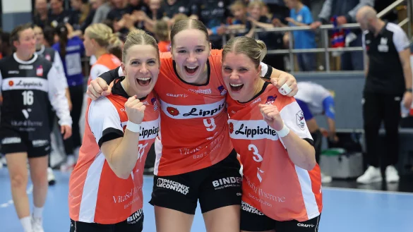 Die Freude bei den Blombergerinnen Alexia Hauf, Nieke Kühne und Laura Rüffieux (von links) ist groß. - © Paul Cohen