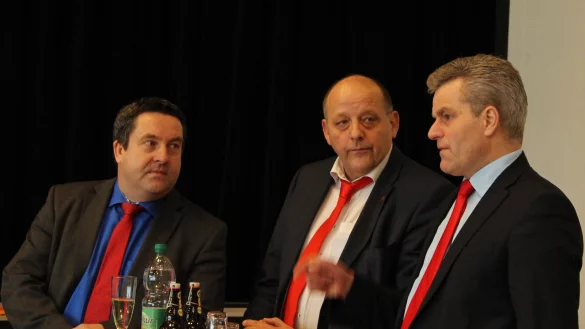 Gespräch: Der Kandidat für das Landratsamt Dr. Axel Lehmann (l.) spricht mitRainer Brinkmann, Geschäftsführer der Kreis-SPD und dem Bundestagsabgeordneten Dirk Becker. - © Dohna