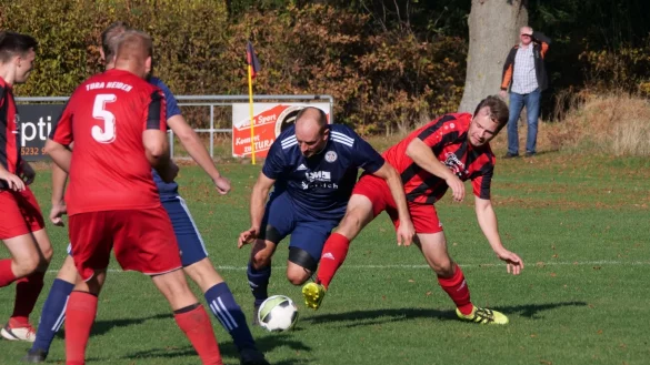 In die Parade gefahren: Heidens Jan Philip Eickmeier (rechts) f&auml;hrt sein Bein gegen den Kl&uuml;ter Sven St&ouml;ffgen aus. - &copy; J&ouml;rg Hagemann