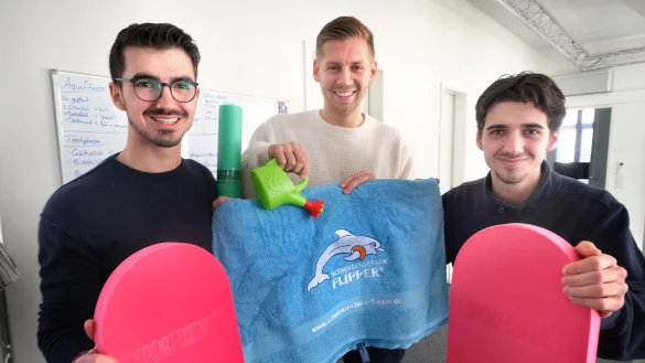 Die Gütersloher Gründer Jonas Benjamin (v.l.), Daniel Kowollik mit Mitarbeiter Josua Benjamin. - © Andreas Frücht