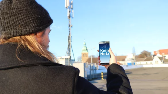 Kein Internet - der Mast auf dem Parkhaus Ostertor ist defekt. - &copy; Foto: Alexandra Schaller / Montage: Oliver Wendtland