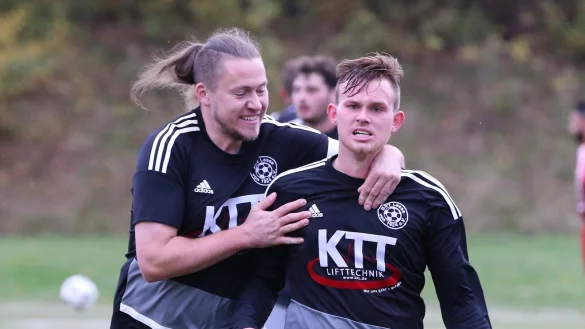 Brach den Bann: Leeses Torsch&uuml;tze zum 1:0 in W&uuml;sten, Moritz Marxmeier (rechts), l&auml;sst sich von seinem Mannschaftskamerad Christoph Scheibe ordentlich dr&uuml;cken. - &copy; Paul Cohen
