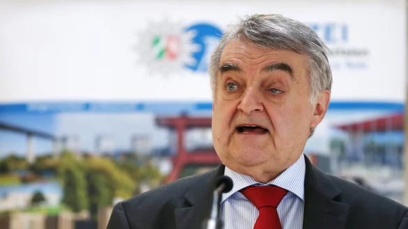 In Bedr&auml;ngnis: NRW-Innenminister Herbert Reul. - &copy; Verwendung weltweit