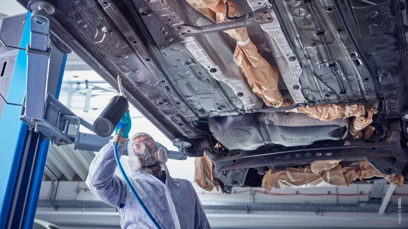 Fit gegen Wasser, Rost und Steinschlag: Korrosionsschutz kommt beispielsweise vom Chemieunternehmen DINOL aus L&uuml;gde. - &copy; Artgerecht Werbeagentur