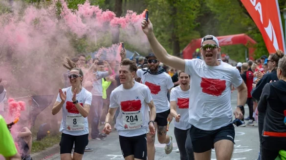 Teilzeitläufer laufen und feiern gern: Jessica Volkmann (v.l.) und Robert Eckstein werden von ihren in dem Jahr nicht beim Hermannslauf aktiven Vereinskollegen Fabian Riedmüller, Janet Eckstein und Manuel Sauerwald angefeuert. - © Teilzeitläufer