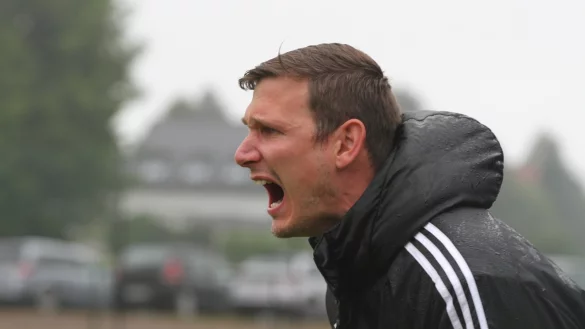 Obmann und Co-Trainer der Zweiten bei der SG Bentorf/Hohenhausen: Sven Eickmeyer gibt lautstarke Anweisungen. - © Sebastian Lucas