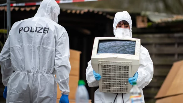 Eine Polizeibeamtin der Spurensicherung tr&auml;gt einen sichergestellten 
Monitor aus der abgesperrten Parzelle des mutma&szlig;lichen T&auml;ters auf dem 
Campingplatz Eichwald in L&uuml;gde. - &copy; Guido Kirchner/dpa