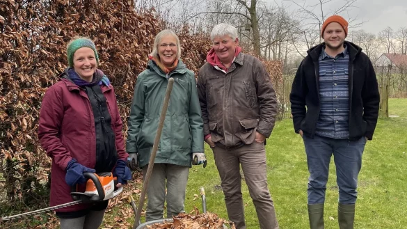 Alina Mohn (v. l.), Pirjo Schack, Matthias Hoffmeier und Merlin Mitzel k&uuml;mmern sich gemeinschaftlich um die Gartenarbeit. - &copy; Copyright Biohof Hoffmeier